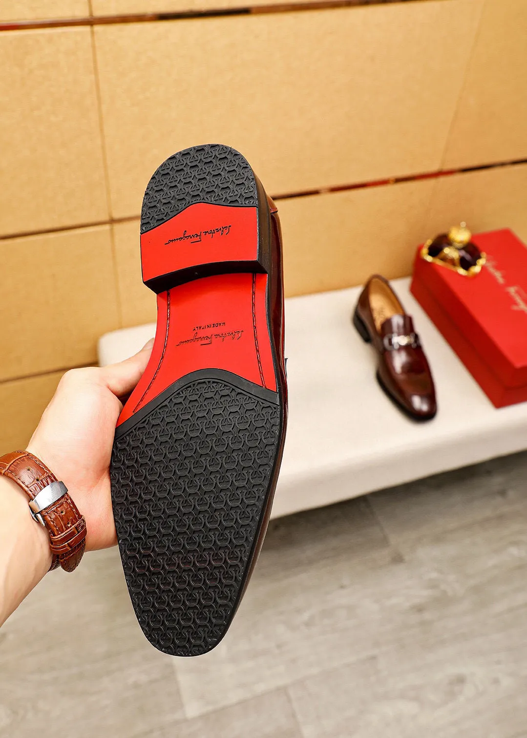 Men's shoes 💰460 💐 Product trademark: Ferragamo "Ferragamo" casual leather shoes Regular size: 38-44 (45🉑️customized) Product materials: Selected imported first-layer open-edge beaded calfskin upper + luxury hardware buckle, imported water-dyed cowhide leather lining. Strong three-dimensional visual effect, original combination outsole Color: 2⃣️colors available